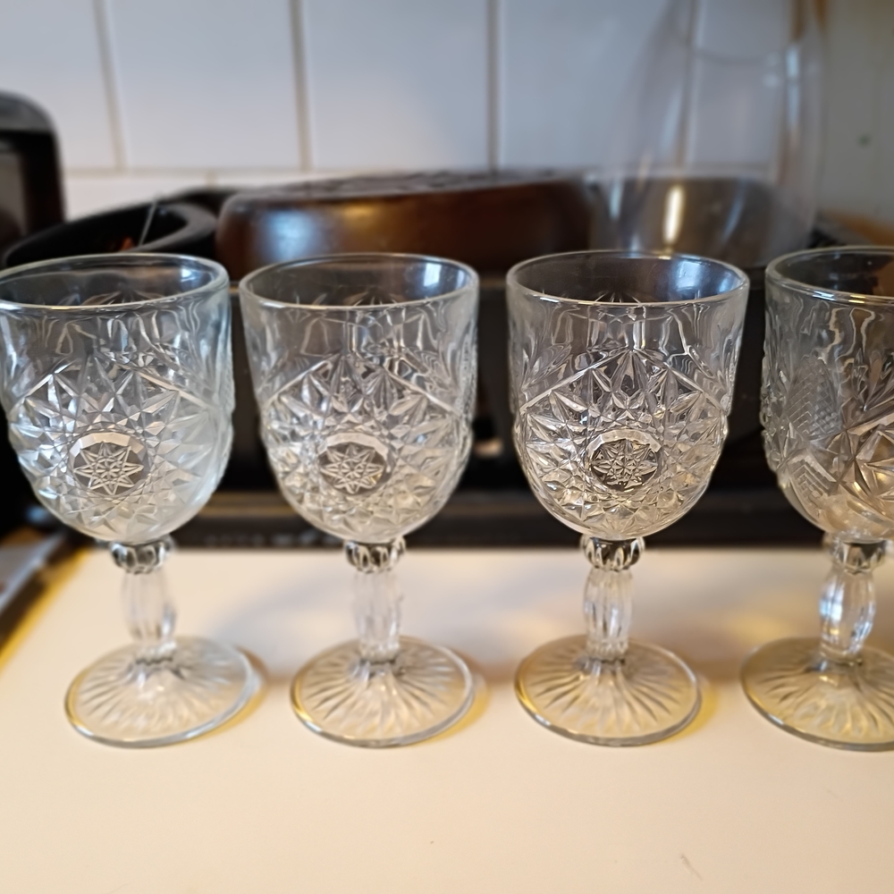 Elegant Crystal Wine Glass Set